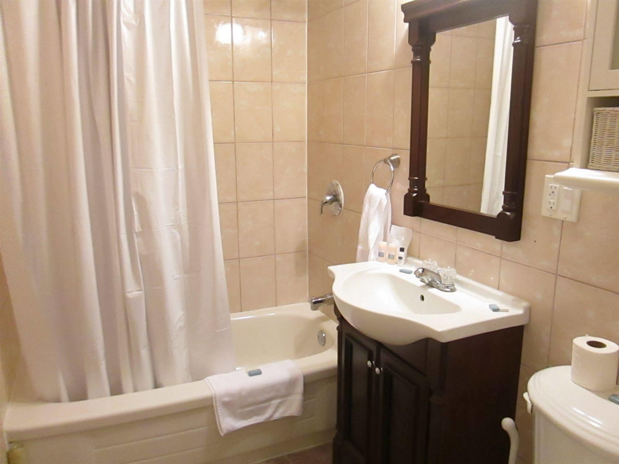 Bayside Inn & Waterfront Suites Кингстон Экстерьер фото