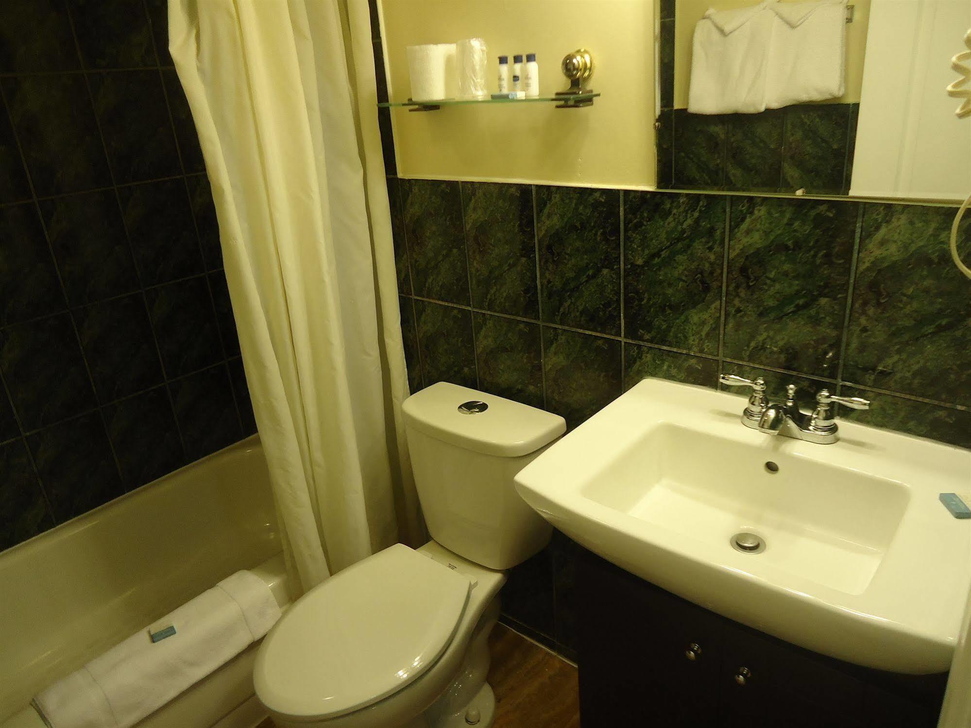 Bayside Inn & Waterfront Suites Кингстон Экстерьер фото